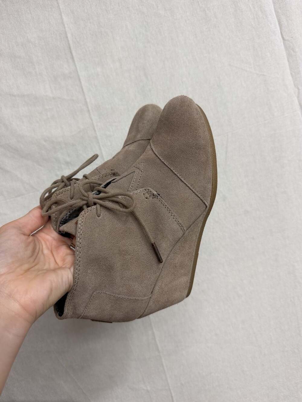 TOMS Desert Wedge Booties Size 8.5 Taupe Suede Lace Up